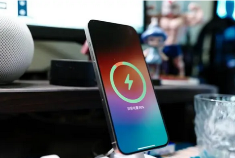 托克逊苹果15换屏服务分享用什么充电器给iPhone15充电更好 